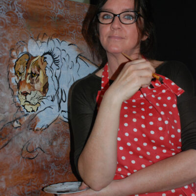 Jacqueline Nieuwendijk togeter with her artwork in progress